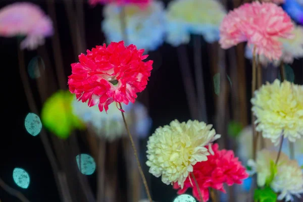 Palillo de flor de papel hecho a mano e iluminación colorida . — Foto de Stock