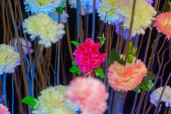 Palillo de flor de papel hecho a mano e iluminación colorida . — Foto de Stock