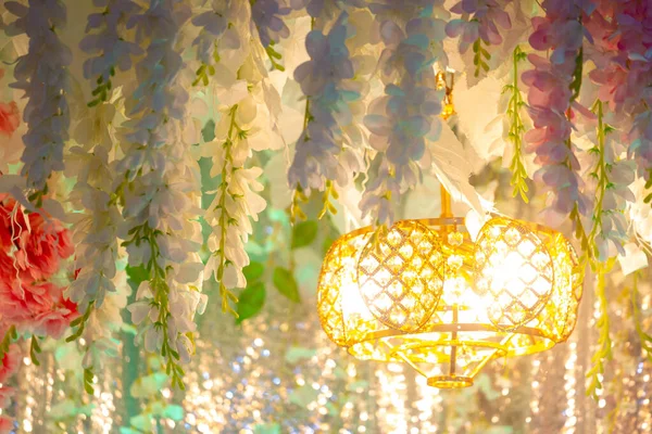 Handgjort papper blomma och dekorativ belysning, Bröllop dekoration scen i Bangladesh. — Stockfoto
