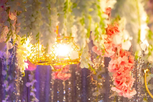 Flor de papel hecha a mano e iluminación decorativa, etapa de decoración de bodas en Bangladesh . — Foto de Stock