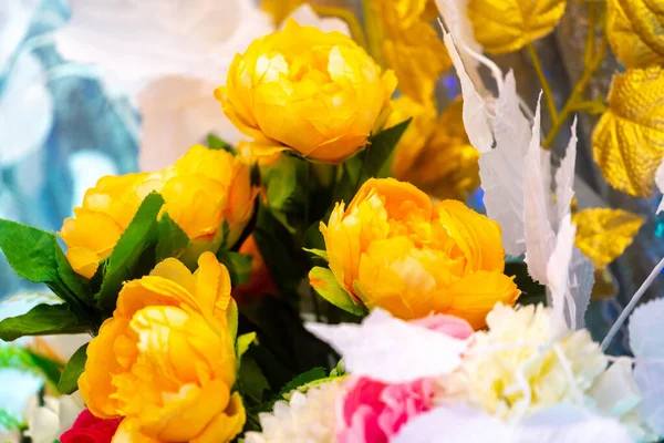 Rosas amarillas Flores de papel hechas a mano, decoración de bodas y colorido escenario de bodas en Bangladesh . — Foto de Stock