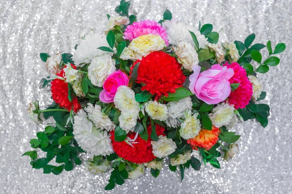 銀背景手は、バングラデシュで紙の花、結婚式の装飾やカラフルな結婚式のステージを作った. — ストック写真