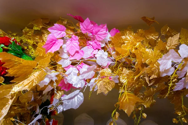 Hoja de oro Flor de papel hecha a mano, decoración de bodas y colorido escenario de boda en Bangladesh . — Foto de Stock