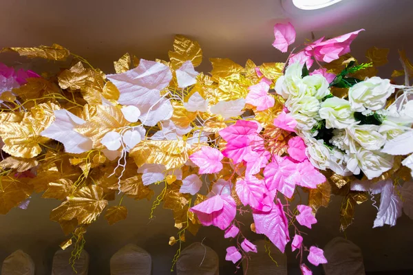 Hoja de oro Flor de papel hecha a mano, decoración de bodas y colorido escenario de boda en Bangladesh . — Foto de Stock