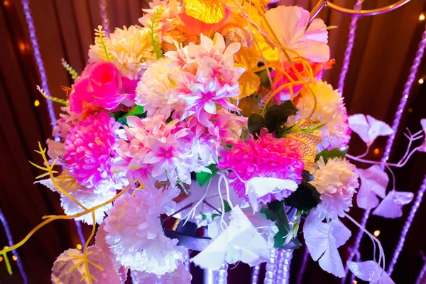 ブルーライティング手作りの紙の花、結婚式の装飾やバングラデシュのカラフルな結婚式のステージ. — ストック写真