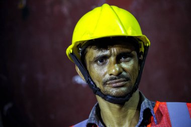 Bangladeş (19 Mayıs 2015): Demra, Dhaka, Bangladeş 'te metal hurdadan demir çubuk üreten çelik fabrikası işletmecisine.