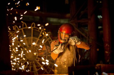 Bangladeş (19 Mayıs 2015): İşçiler çelik fabrikasının fırınında metal atıkları eritiyor