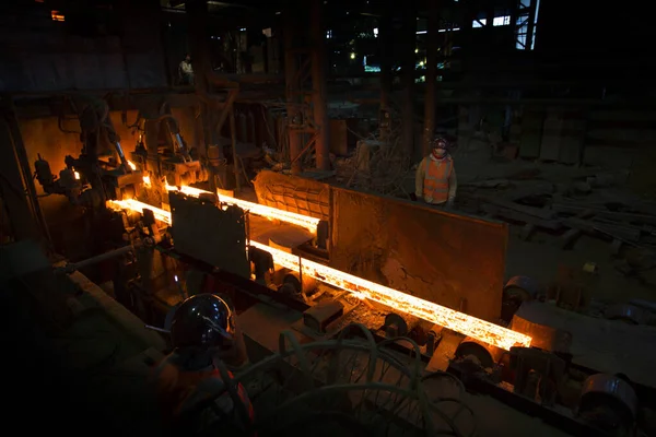 Бангладеш - 19 травня 2015 року: робітники працюють у металургійному млині, Демра, Дака, Бангладеш. — стокове фото