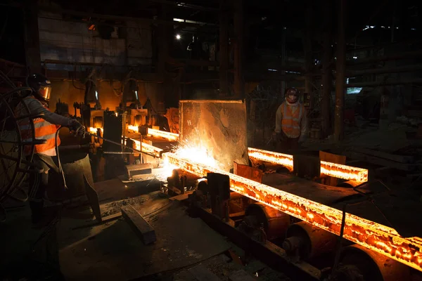 Bangladesz - 19 maja 2015: Pracownicy pracują w hucie stali, Demra, Dhaka, Bangladesz — Zdjęcie stockowe