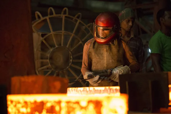 Bangladesz - maj 19, 2015: Robotnicy topią resztki metalu w piecu huty stali do szturchania — Zdjęcie stockowe