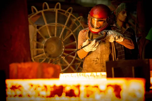Bangladesz - maj 19, 2015: Robotnicy topią resztki metalu w piecu huty stali do szturchania — Zdjęcie stockowe