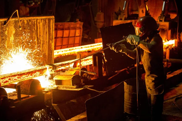 Bangladesz - 19 maja 2015 r.: Pracownicy topią skrawki metalu w piecu huty stali do produkcji prętów w Demrze, Dhace, Bangladeszu. — Zdjęcie stockowe