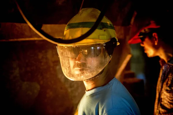 Bangladesz - 19 maja 2015 r.: Pracownicy topią skrawki metalu w piecu huty stali do produkcji prętów w Demrze, Dhace, Bangladeszu. — Zdjęcie stockowe