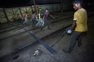 Bangladeş 20 Mayıs 2015: Isıtılmış metal sıkışıyor ve çalışıyor, çelik işinde riskli işçiler