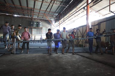 Isıtılmış metal sıkışır ve çalışır, çelik işinde riskli işçiler...