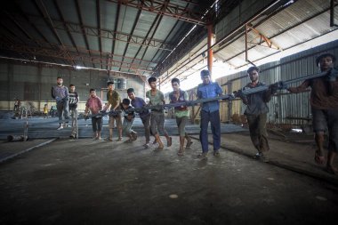 Bangladeş 20 Mayıs 2015: Isıtılmış metal sıkışıyor ve çalışıyor, çelik işinde riskli işçiler