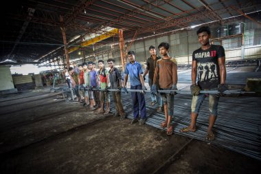 Bangladeş 20 Mayıs 2015: Isıtılmış metal sıkışıyor ve çalışıyor, çelik işinde riskli işçiler