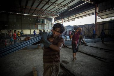 Bangladeş 20 Mayıs 2015: Isıtılmış metal sıkışıyor ve çalışıyor, çelik işinde riskli işçiler