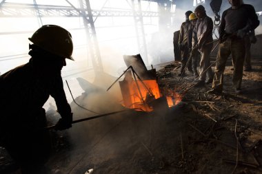 Bangladeş 19 Mayıs 2015: Erimiş çelik fabrikasındaki patlama fırını, çelik fabrikasındaki riskli işçiler