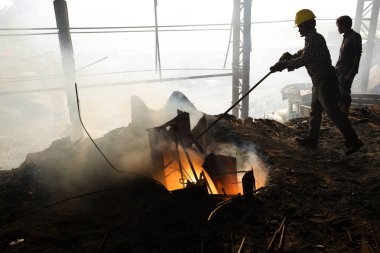 Bangladeş 19 Mayıs 2015: Erimiş çelik fabrikasındaki patlama fırını, çelik fabrikasındaki riskli işçiler