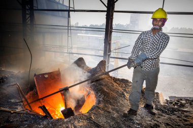 Bangladeş 19 Mayıs 2015: Erimiş çelik fabrikasındaki patlama fırını, çelik fabrikasındaki riskli işçiler