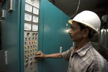 Bangladeş 19 Mayıs 2015: Demra, Dhaka, Ban 'da makine kullanan bir çelik fabrikası işletmecisi