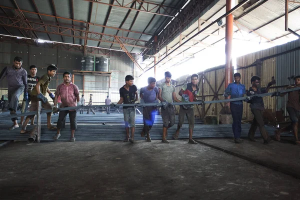 Isıtılmış metal sıkışır ve çalışır, çelik işinde riskli işçiler...