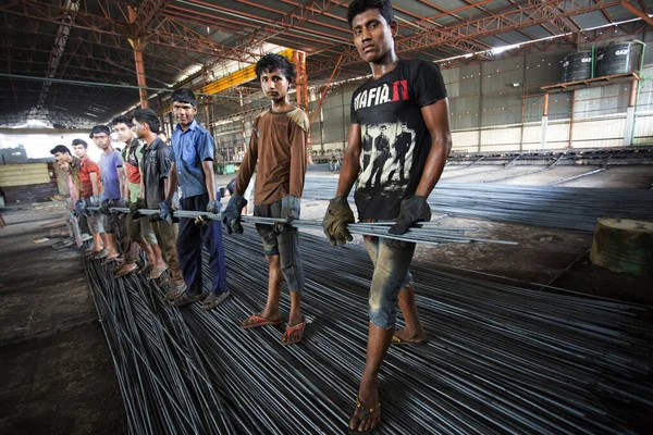 Bangladesh – May 20, 2015: Heated metal gets squeezed and running, risky workers in steel f — Stock Photo, Image