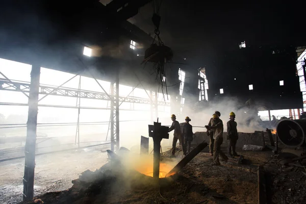 Bangladesh – May 19, 2015: Blast furnace in the melt steel works, risky workers in steel fa — Stock Photo, Image