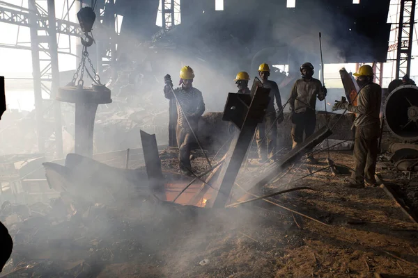 Bangladesz - 19 maja 2015 r.: Piec do wypalania w hucie stopionej stali, pracownicy ryzykowni w hucie fa — Zdjęcie stockowe