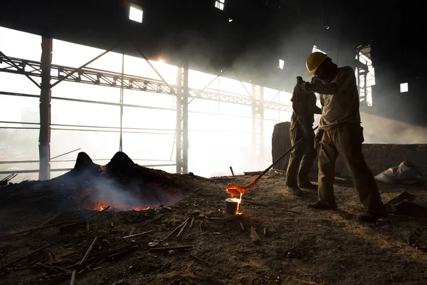 Bangladesz - 19 maja 2015 r.: Piec do wypalania w hucie stopionej stali, pracownicy ryzykowni w hucie fa — Zdjęcie stockowe