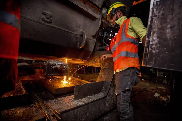 Bangladesh – May 19, 2015: Blast furnace in the melt steel works, risky workers in steel fa — Φωτογραφία Αρχείου
