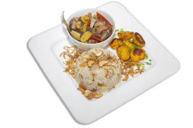 Bir tabak ev aşçısı Kata Masala bifteği, uçak aromalı fındıklı pulao ve biraz patates kızartması. Üst Manzara. beyaz arkaplan.