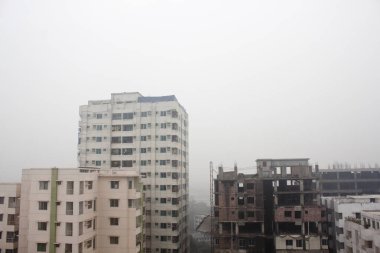 Bangladeş 06 Ocak 2014: Bu dhaka şehrinin kış öğleden sonra hava görüntüleridir. Dhaka şehrinin yoğun sisli kış haçı.