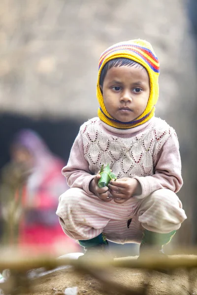 Bangladesh - 06 janvier 2014 : Par une matinée d'hiver brumeuse, des enfants portent des vêtements d'hiver à Ranisankail, en Thakurgaon . — Photo