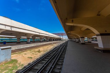 Normalde kalabalık olan Kamalapur tren istasyonunun platformunda insan işareti yok ve iki hat üzerinde duran iki tren var. Bangladeş 30 Mart 2020
