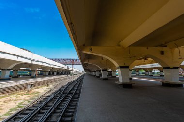 Normalde kalabalık olan Kamalapur tren istasyonunun platformunda insan işareti yok ve iki hat üzerinde duran iki tren var. Bangladeş 30 Mart 2020