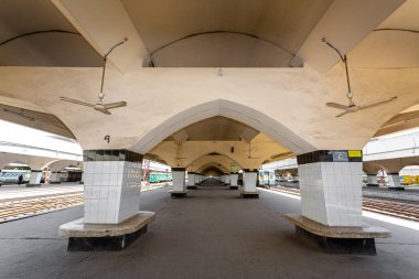 Normalde kalabalık olan Kamalapur tren istasyonunun platformunda insan işareti yok ve iki hat üzerinde duran iki tren var. Bangladeş 30 Mart 2020