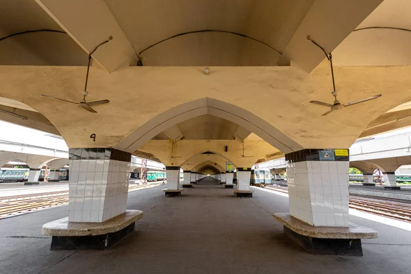 Normalde kalabalık olan Kamalapur tren istasyonunun platformunda insan işareti yok ve iki hat üzerinde duran iki tren var. Bangladeş 30 Mart 2020