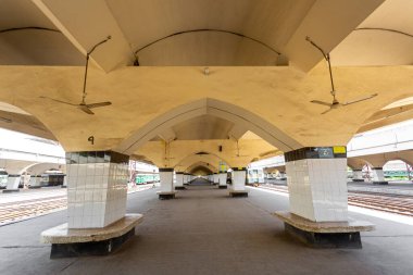 Normalde kalabalık olan Kamalapur tren istasyonunun platformunda insan işareti yok ve iki hat üzerinde duran iki tren var. Bangladeş 30 Mart 2020