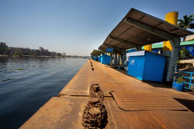 Bangladeş 'in Dhaka kentindeki COVID-19 salgını nedeniyle genelde kalabalık kalkış terminali dubaları boş görüldü. Bangladeş 30 Mart 2020