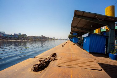 Bangladeş 'in Dhaka kentindeki COVID-19 salgını nedeniyle genelde kalabalık kalkış terminali dubaları boş görüldü. Bangladeş 30 Mart 2020
