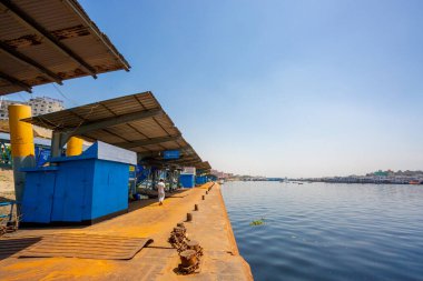 Ülke çapındaki ulaşım sisteminin koronavirüs hastalığından dolayı kapanması bekleniyor. COVID-19 korkusu nedeniyle Sadarghat fırlatma terminali artık insansız ve erkeksiz. Bangladeş 30 Mart 2020