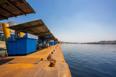 Ülke çapındaki ulaşım sisteminin koronavirüs hastalığından dolayı kapanması bekleniyor. COVID-19 korkusu nedeniyle Sadarghat fırlatma terminali artık insansız ve erkeksiz. Bangladeş 30 Mart 2020