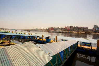 30 Mart 2020 'de Bangladeş' in Dhaka kentindeki COVID-19 salgını nedeniyle yoğun bir kalkış terminali dubaları boş görüldü.