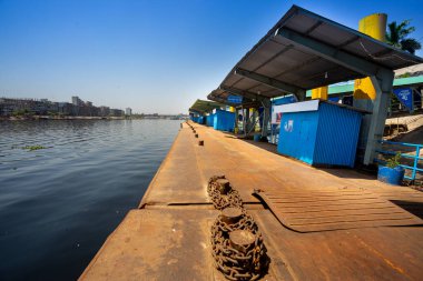 30 Mart 2020 'de Bangladeş' in Dhaka kentindeki COVID-19 salgını nedeniyle yoğun bir kalkış terminali dubaları boş görüldü.