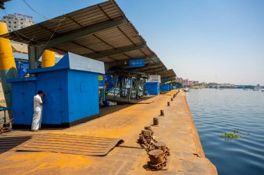 Ülke çapındaki ulaşım sisteminin koronavirüs hastalığından dolayı kapanması bekleniyor. COVID-19 korkusu nedeniyle Sadarghat fırlatma terminali artık insansız ve erkeksiz. Bangladeş 30 Mart 2020
