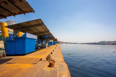 Ülke çapındaki ulaşım sisteminin koronavirüs hastalığından dolayı kapanması bekleniyor. COVID-19 korkusu nedeniyle Sadarghat fırlatma terminali artık insansız ve erkeksiz. Bangladeş 30 Mart 2020