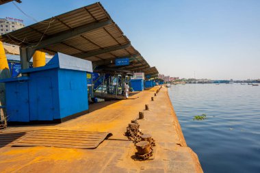 Ülke çapındaki ulaşım sisteminin koronavirüs hastalığından dolayı kapanması bekleniyor. COVID-19 korkusu nedeniyle Sadarghat fırlatma terminali artık insansız ve erkeksiz. Bangladeş 30 Mart 2020