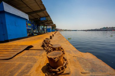 Ülke çapındaki ulaşım sisteminin koronavirüs hastalığından dolayı kapanması bekleniyor. COVID-19 korkusu nedeniyle Sadarghat fırlatma terminali artık insansız ve erkeksiz. Bangladeş 30 Mart 2020